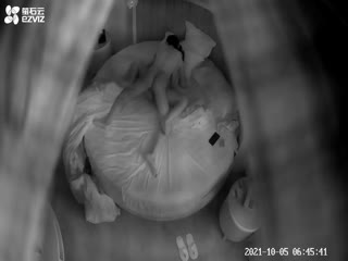 酒店偷拍甄选 情趣圆床房 1男游走2姐妹之间 1哭2闹3操逼 被操的时候骚劲 老公 操我 我好痒