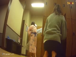 专业盗站三月流出洗浴中心更衣室近距离跟踪偷拍几个身材不错的颜值美女脱衣服去洗澡1080P高清版