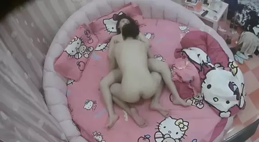 酒店偷拍考完试出来放松的情侣她俩的样子挺有文化的...