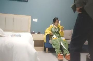 00后超嫩萌妹子 腿上纹身翘起屁股揉穴 深喉口交骑乘主动套弄 扛起双腿抽插勐操