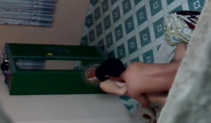 半夜趴透气窗台偷窥邻居小两口过性生活，嫂子的皮肤...