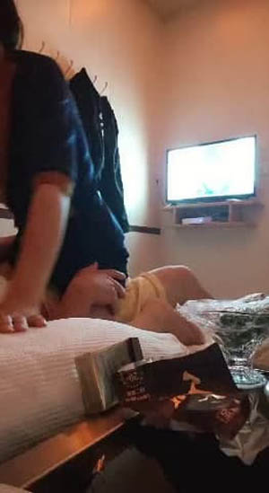 最新乐橙酒店上帝视角高清 偷拍大学生情侣星期天放假开房过夜啪啪啪 01