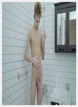 顽皮男孩 Enrico 喜欢玩他的硬公鸡并自慰直到他射精