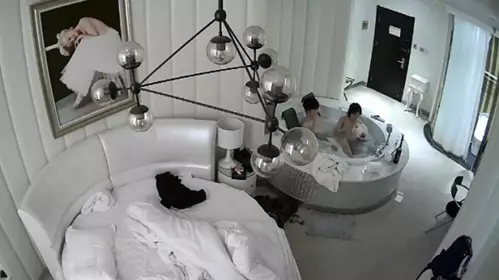 360酒店摄像头偷拍-晚上加完班出来开房减减压的白领小情侣尝新在浴缸里做爱。