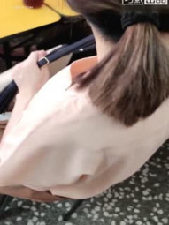 偷窥二个吃早餐的妹子 一个居然没穿胸罩 考眼力 透过缝隙看亮点 整个奶子又园又大