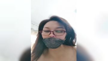 公公草媳妇露脸啪啪大秀，中年人的性爱口交大鸡巴，吃骚奶子听指挥，无套爆草骚穴，骚逼淫水还挺多不要错过第01集