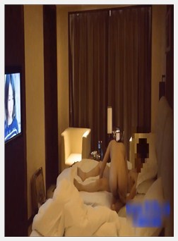 偷偷把朋友178CM气质漂亮的模特女友约到酒店偷情,粉...