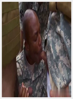 他妈的我硬裸体性爱和免费的同性恋色情片男人手淫电影