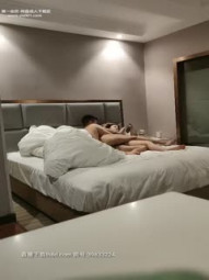 【浙江海王哥哥】酒店偷拍泡良小少妇，无套内射水多湿阴毛，干到爽处不玩手机抱着高潮娇喘