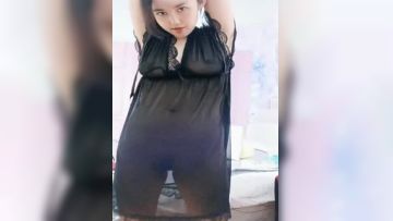 比较有韵味的轻熟女发骚诱惑狼友，丝袜情趣听狼友指挥展示，道具不停抽插大黑笔浪叫不止，掰开看特写别错过第04集