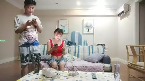 陌陌约少女新人老哥约甜美小姐姐，揉揉奶子沙发上操一会，骑乘抽插转战到卧室，扶着小腰后入撞击猛操