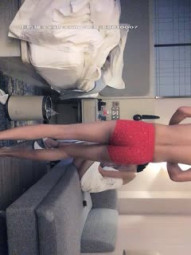 先打了一炮，长腿女神叫来自己漂亮的闺蜜，再来3P打一炮，极度淫乱场面，小伙子赛过活神仙，干一个摸一个嘴巴也没闲着