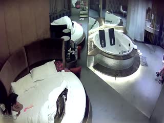 精品酒店偷拍系列 360按摩浴缸房偷拍戴个大号鸡巴套干女友 很久没做爱饥渴眼镜小哥