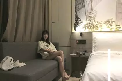 白色T恤苗条身材妹子，舌吻调情沙发上骑坐自己动床上猛操