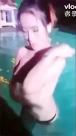 豪华套房偷拍绝对漂亮的牛仔裤大学美女被男友大鸡巴...