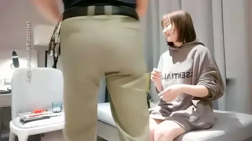 沈先森深夜场卫衣短发外围妹子，长相不错笑起来甜美，深喉口交招牌动作擡腿侧入大力猛操