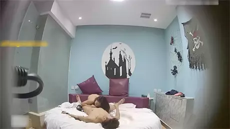 精品酒店偷拍气质漂亮的大学美女被中年男第一次操爽...