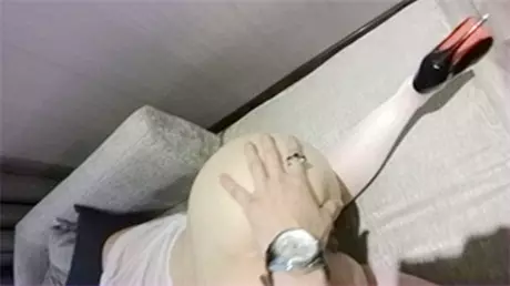 水嫩的年轻学妹兼职援交会所沙发翘起美臀任意您去插