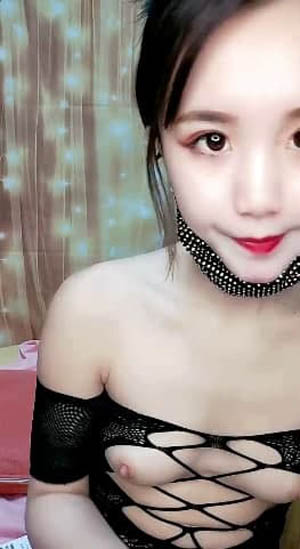 户外勾搭野战  竹林里性爱  站着撒尿  奔放淫荡激情四射  肆意浪叫