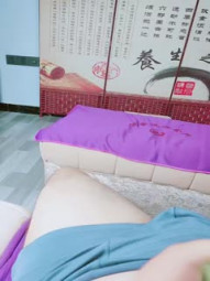 勾搭足浴女技师，先按脚后按腿把手伸进裤衩撩骚大鸡巴，主动脱光深喉口交，爆草抽插奶子乱晃，浪叫呻吟不止