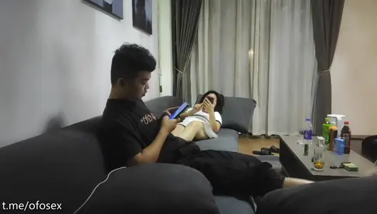 【熟女探花】返场40岁人妻，白嫩娇小，风情万种，沙发啪啪小伙卖力干，后入翘臀姐姐好快乐