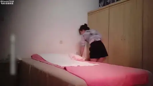 探访按摩店路边按摩店大奶人妻，随便冲洗两下就迫不及待开操，招式繁多操得人妻哇哇大叫