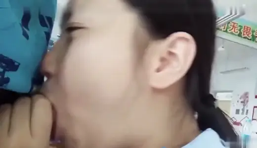 趁同学们还没来教室男友解开拉链喂女友吃棒棒