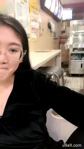 炸鸡店老板娘深夜偷开直播！厨房揉捏骚奶露点，脱裤掰开湿穴任狼友指挥玩弄，刺激喷水！