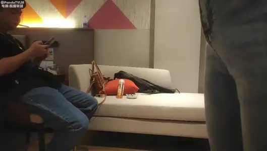 风骚姐姐屁股沟藏钱，翘臀等你干死她