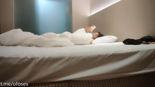 【#瘦子探花梦幻馆】粉嫩的一线天鲍鱼，在灯光下一览无余，洁白翘臀高耸疯狂抽查，难忘今宵激情