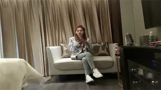 高马尾网红紧身牛仔裤秀美腿，小伙插得直呼过瘾！