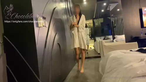 好想穿着比基尼在户外游泳池干阿1的!