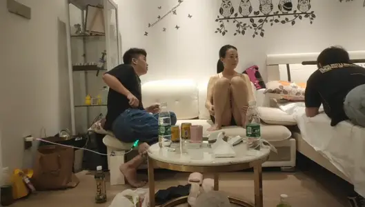 【胖子工作室探花】人气很高的姐姐，聊天吃饭，苗条大长腿，饥渴欲女需要年轻壮小伙的抚慰