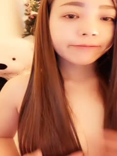 气质娇娘成熟且风骚 ，御姐范穿衣很诱惑 ，身材很好标准的炮架子 ，自慰道具抽插玩弄骚逼，呻吟可射精彩不要错过