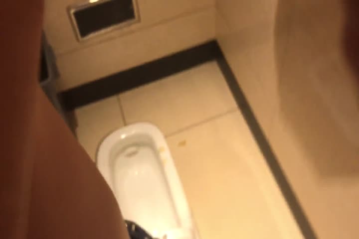 富二代约会美院拜金气质美女饥渴难耐在快餐店卫生间...