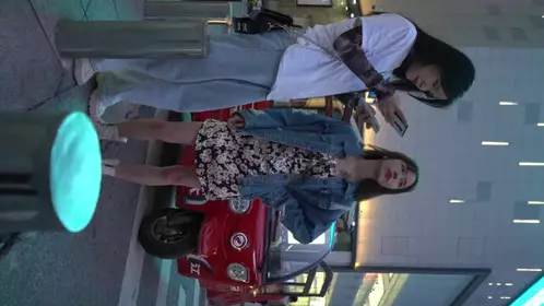 小平头高价约极品颜值兼职美女，花臂纹身超近特写掰小穴，吸吮大屌按头插嘴，跪在小沙发上猛，抽插肥穴清晰可见