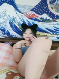 00后新人小太妹，高颜值呆萌，和闺蜜一起秀，脱掉内裤看穴，手指扣入振动棒抽插，浪叫呻吟大声