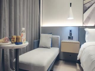 约过的外围女肤白貌美脱光调情娇喘不断太警觉两次要求盖上手机对白精彩