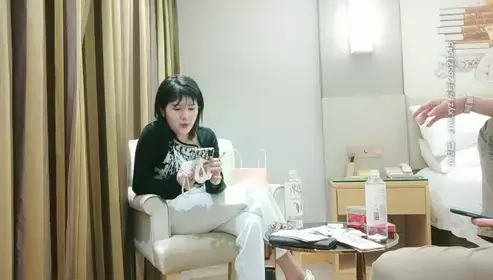 壹屌探花深夜场约了个西装性感黑衣妹子啪啪，口交舔弄脱掉内裤掰穴上位快速抽插【无码】