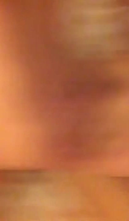 高颜值无毛小美女主动女上位拿着手机拍摄自己干男友...