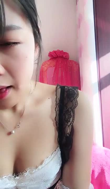 骚气美女主播性感情趣装网袜红色高跟鞋床边翘着屁股...