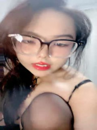 【我还是个处】肉欲系美女，丰乳肥臀黑白丝袜，掰开肥穴特写，翘肥臀摇摆，肉感十足极品尤物