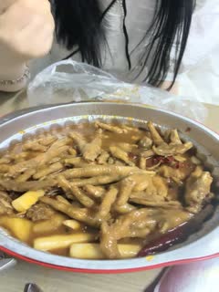 离异少妇，诉完苦成功推倒，白嫩胴体插入娇喘阵阵