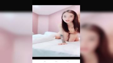 纹身尤物，露脸全裸展现鲍鱼和奶子，细致吞吐口交，女上位销魂式打桩