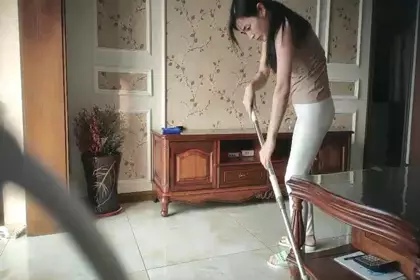 两男两女互换艹逼 女的说女的’我的逼逼紧吗 你这个骚货流水啦 艹死你‘！