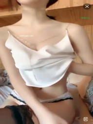 成都武侯区【乖巧萝莉】没有钱搞不定的美女，2000元空降，小腿腿穿上丝袜那才叫性感，揉奶呻吟掰开小粉穴 自慰_！-2