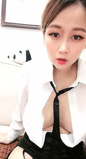 腰细胸大外围少女 牛仔短裤撩起衣服揉奶子 非常耐操往死里干 骑乘站立后入姿势换着猛操