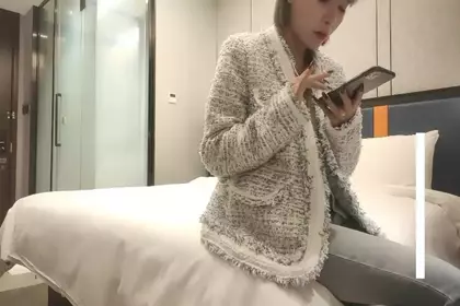 高颜值短发苗条妹子啪啪，舔奶口交上位骑坐抽插大力猛操