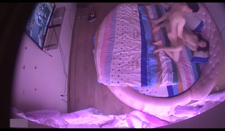 情侣开房爱爱操的真猛干完聊天歇一会苗条白肤女友又...