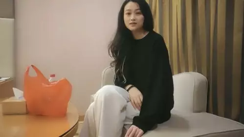 小马寻花约气质外围,镜头前深喉扛起大长腿拉着手站立后入。